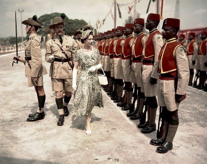 Февраль 1956 г.: Королева инспектирует королевские войска в Нигерии. Фото: ibtimes.co.uk
